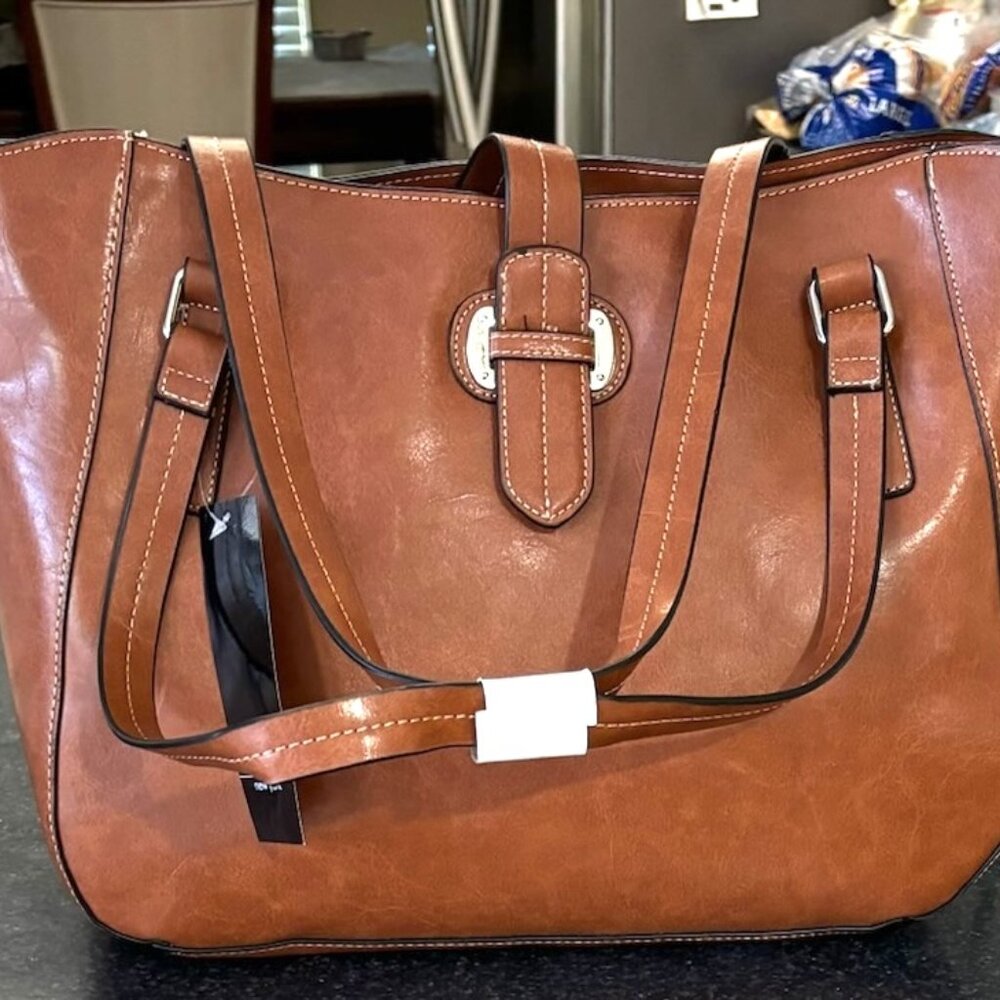 Brand new Mondari Lara Tote, never used. Vegan leather